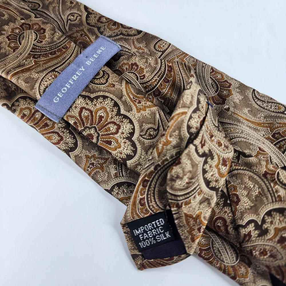 GEOFFREY BEENE Brown Paisley Silk Tie.